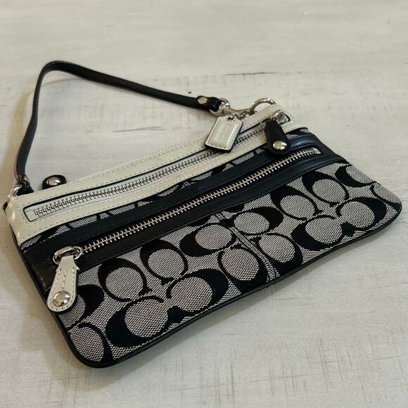 COACH Large Wristlet w /Keychain - Picture 1 of 7
